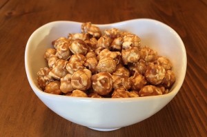 Karamellisiertes Popcorn ist das Highlight im Heimkino und auf jeder Party. 